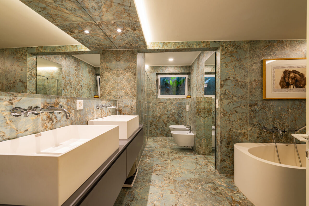 Luxuriöses Badezimmer mit Natursteinoptik