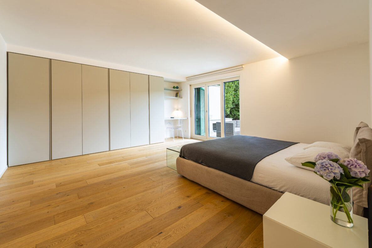Modernes Schlafzimmer mit Balkonzugang