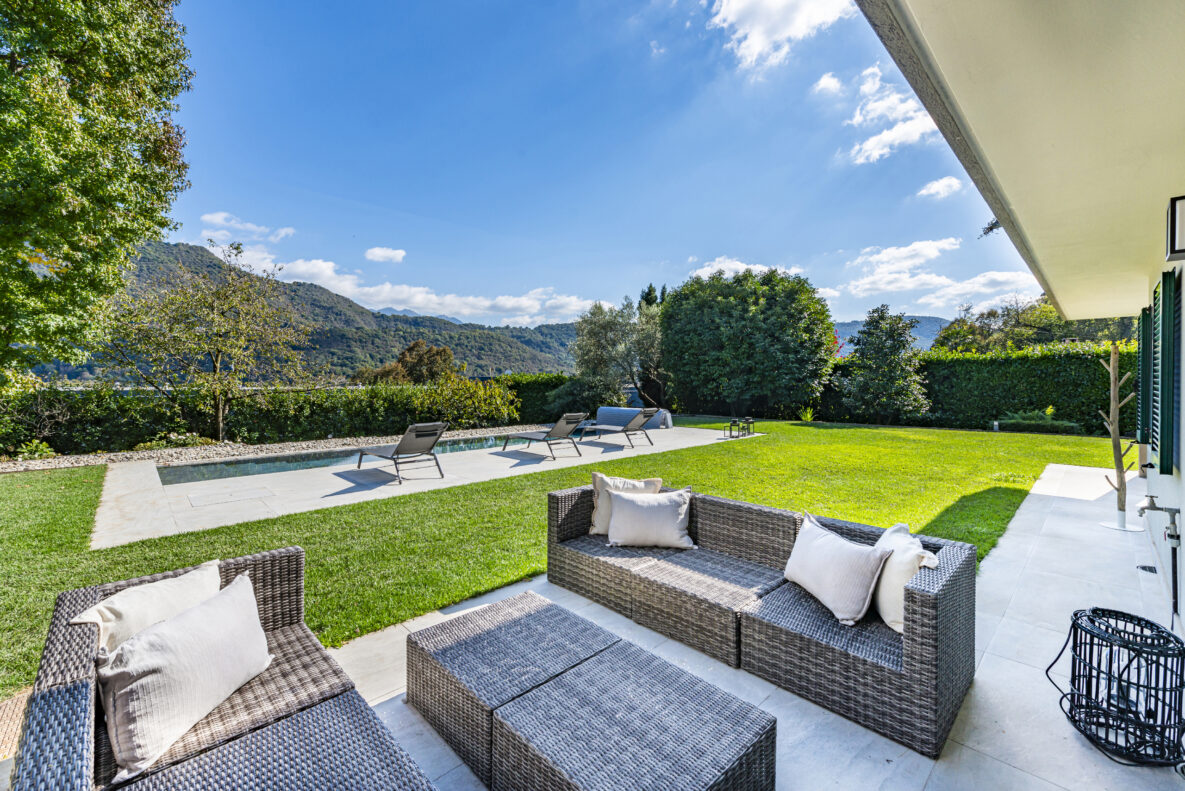 Luxuriöse Terrasse mit Pool und Bergblick