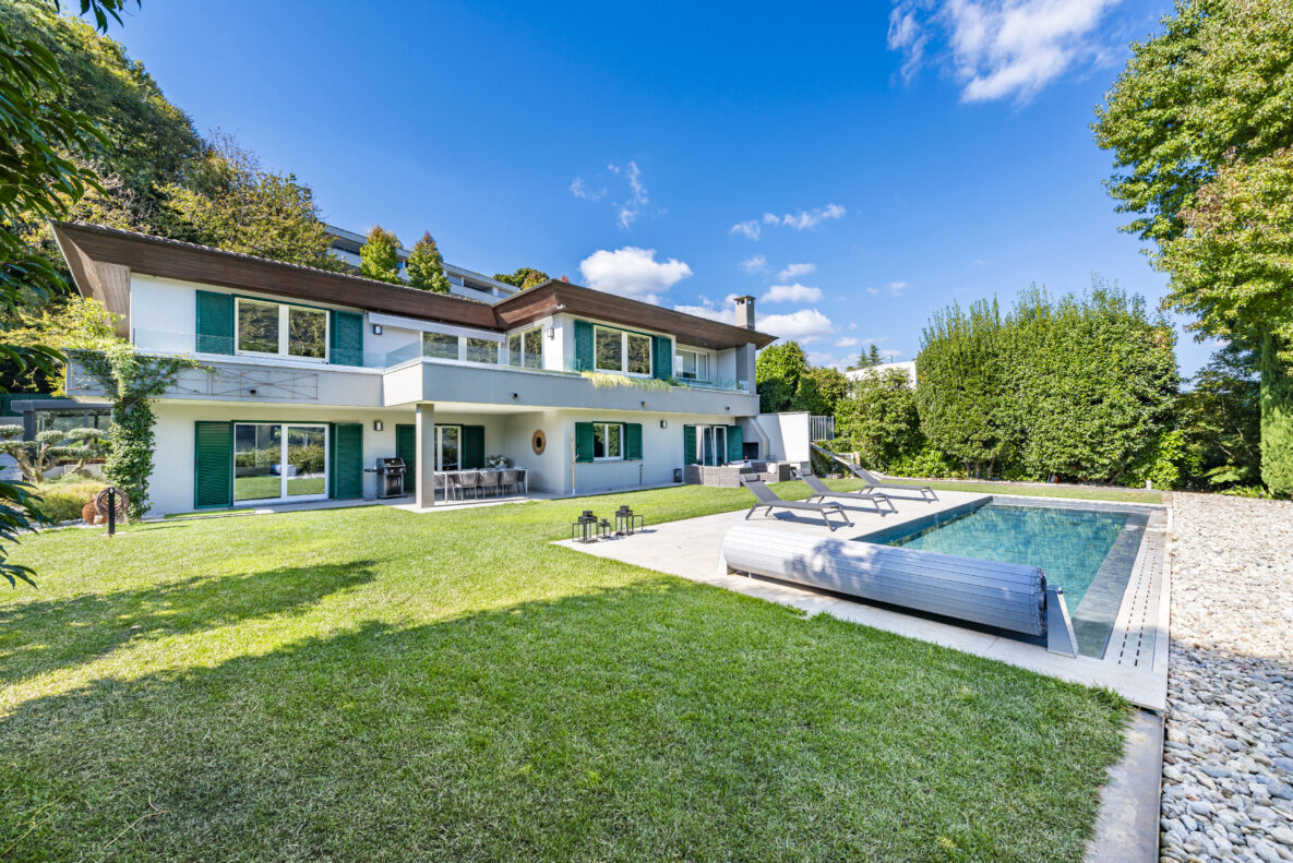 Moderne Villa mit Garten und Pool