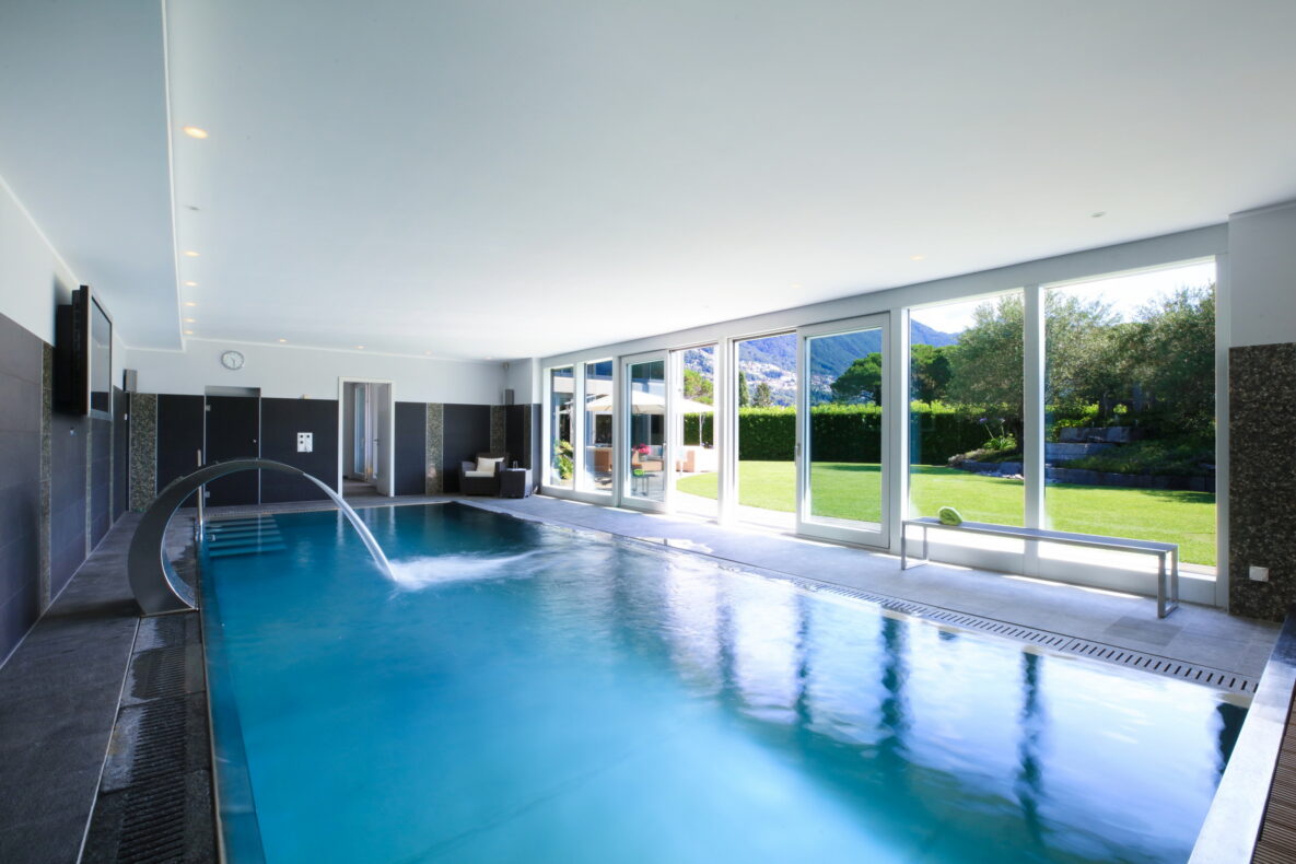Innenpool mit Panoramafenstern