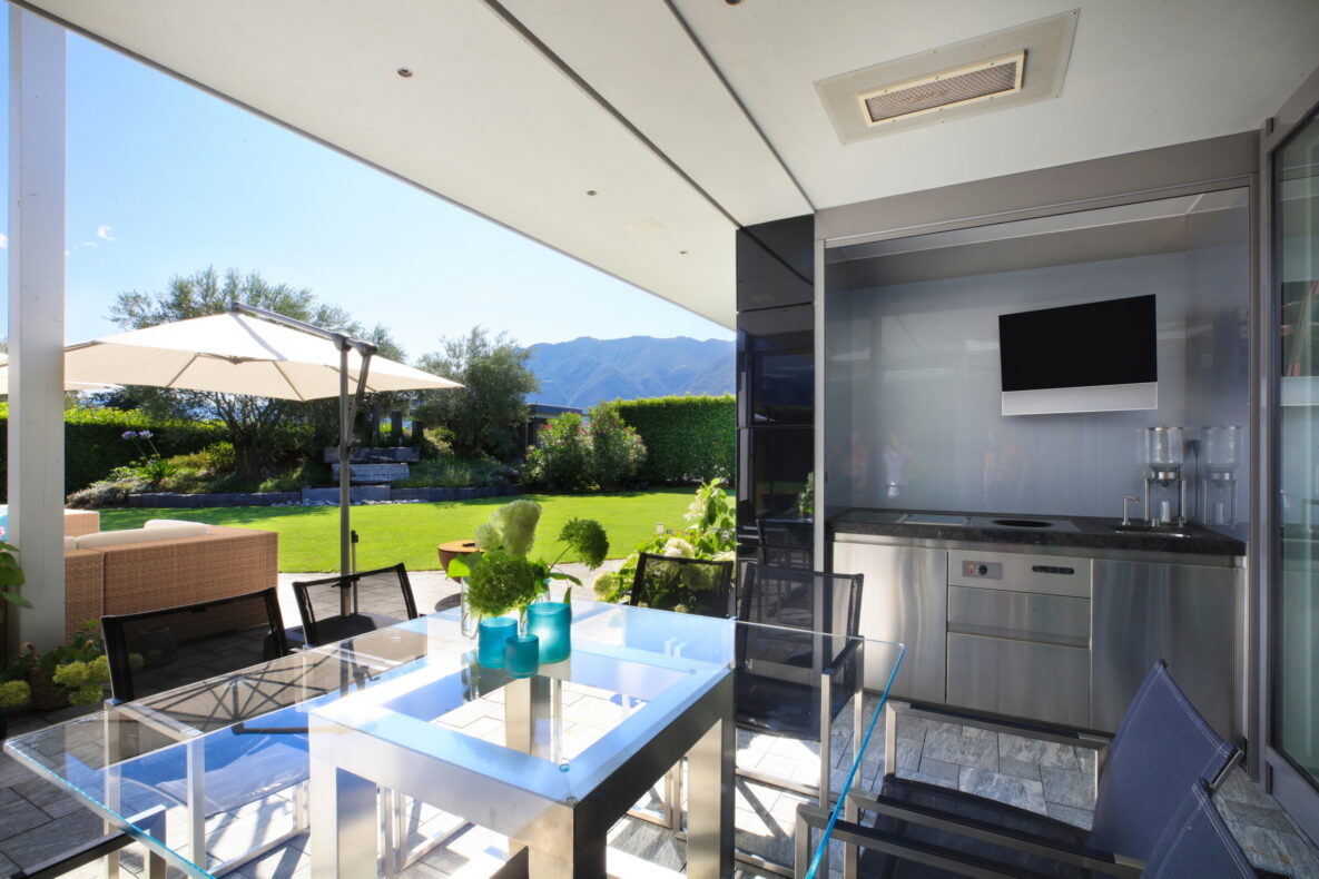 Überdachte Terrasse mit Außenküche