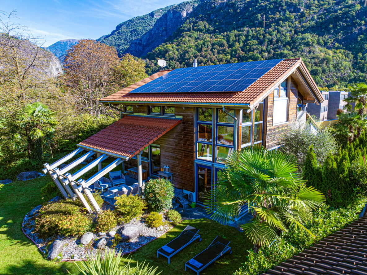 Modernes Haus mit Solardach in alpiner Lage