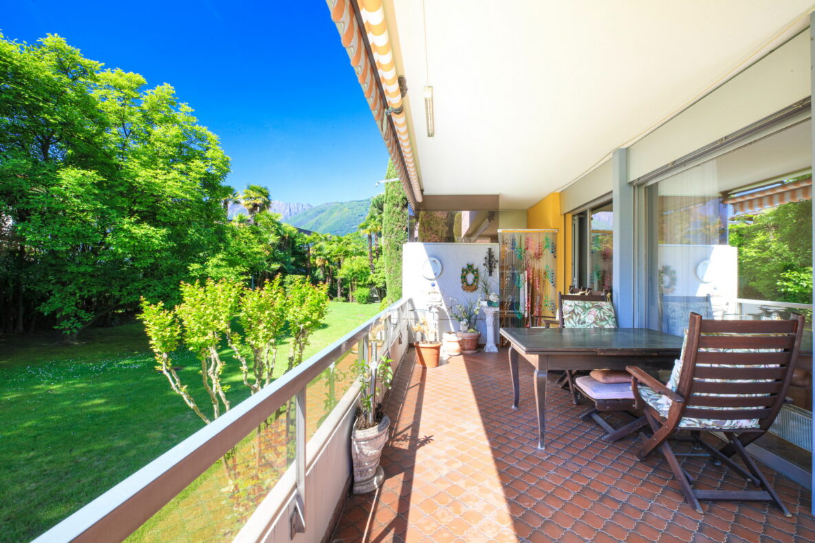 Überdachter Balkon mit Gartenblick
