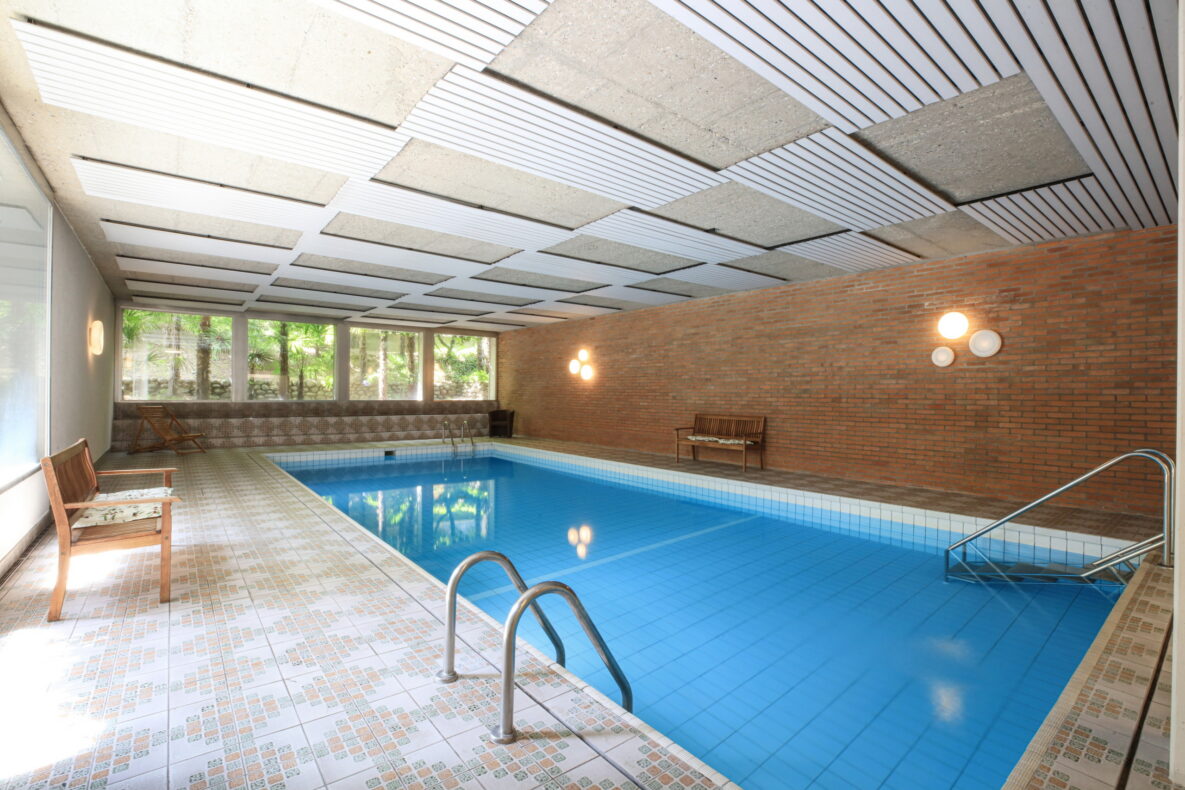 Innenpool mit Sitzbereich