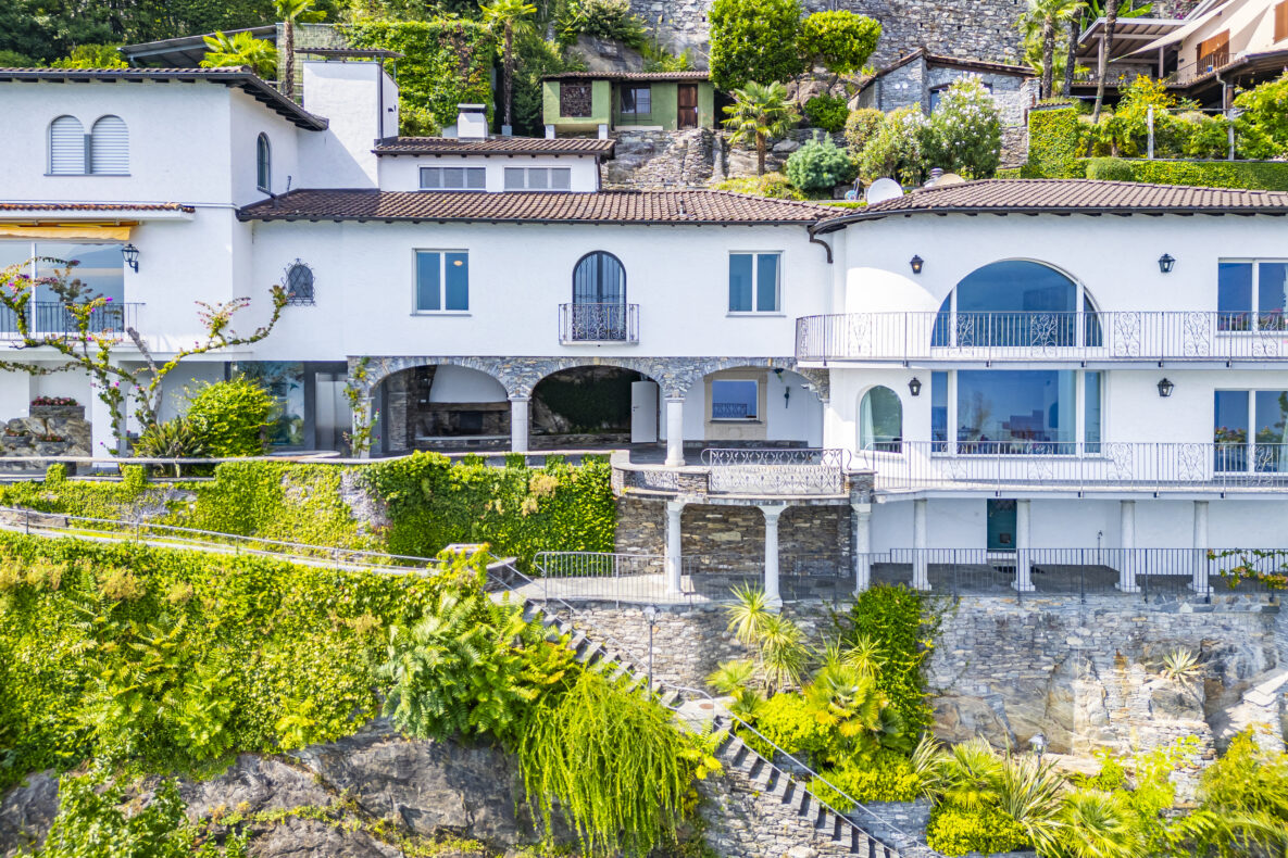 Mediterranes Hanghaus mit Terrassen und Meerblick