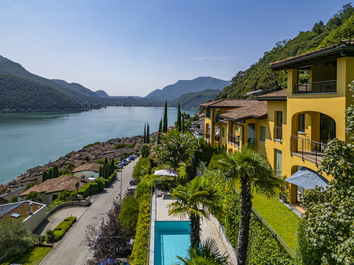 Seeblick mit Pool und mediterranem Wohnhaus