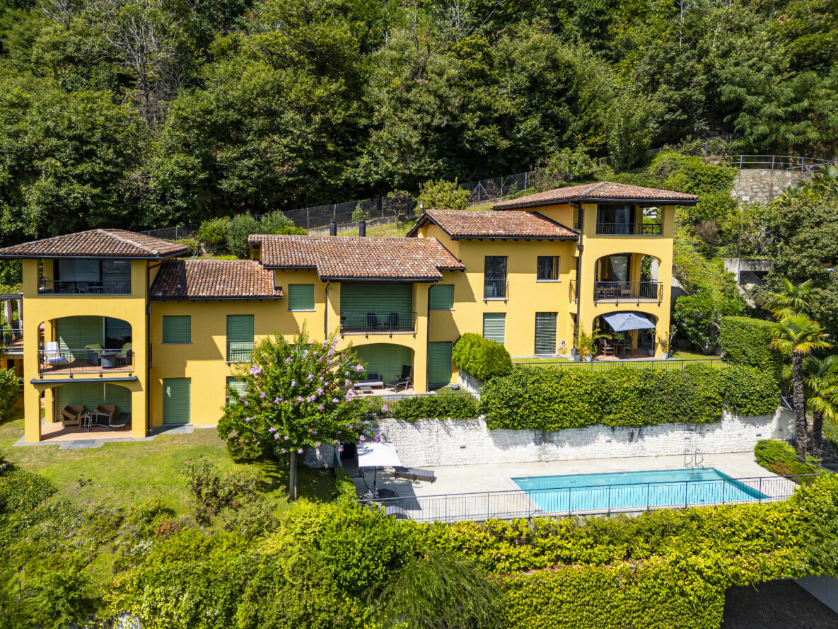 Gelbes mediterranes Villa-Anwesen mit Pool und viel Grün