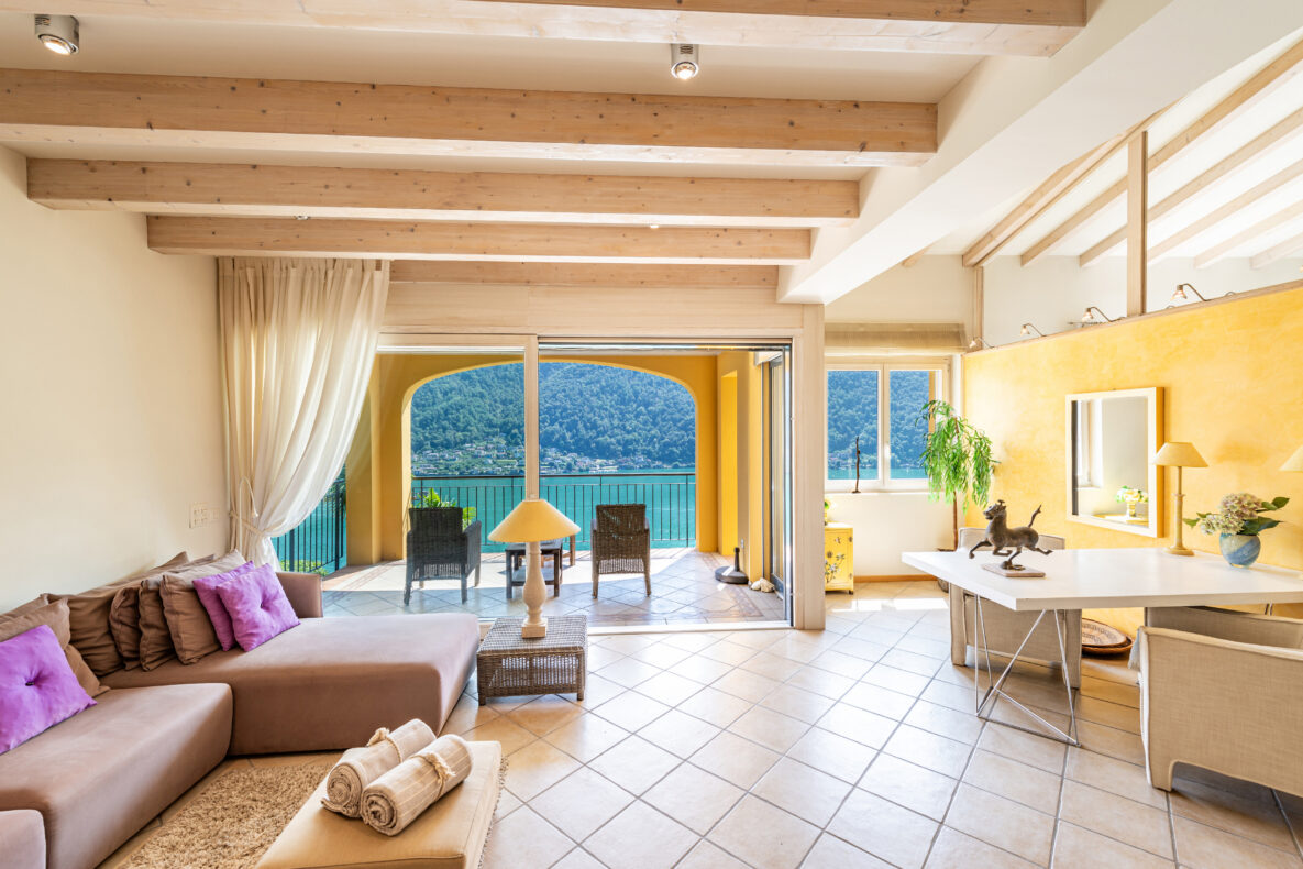 Heller Wohn- und Essbereich mit Terrassenblick