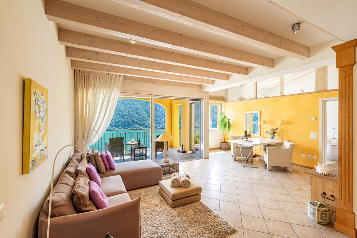 Helles Wohnzimmer mit Balkonblick