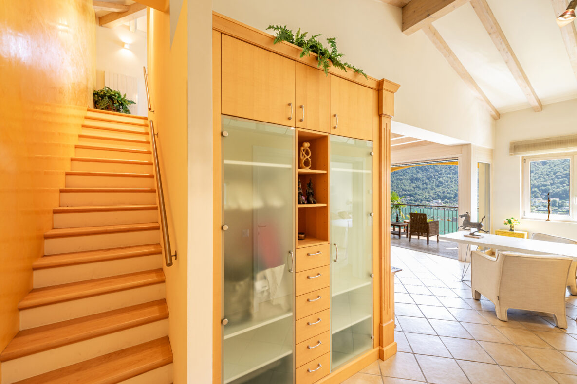 Heller Wohnbereich mit Treppe und Ausblick