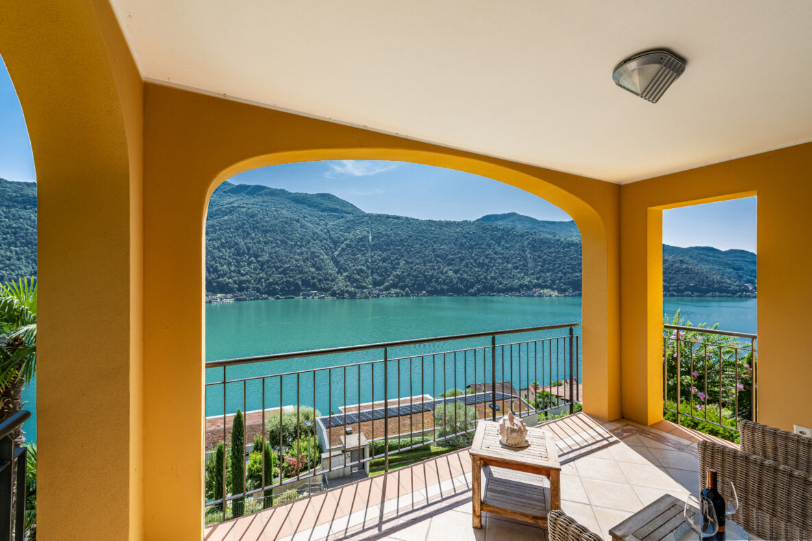 Überdachter Balkon mit Seeblick