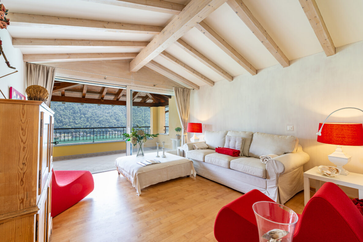 Helles Wohnzimmer mit Balkonblick