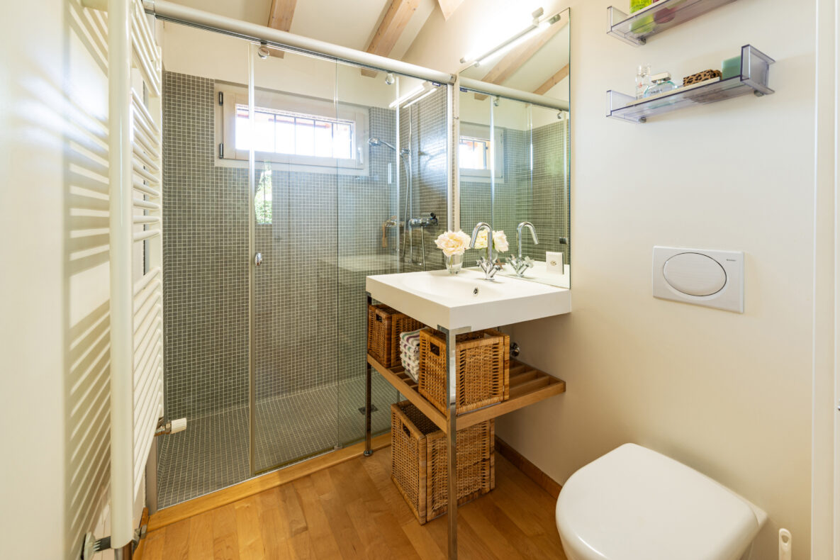 Modernes Badezimmer mit Walk-in-Dusche