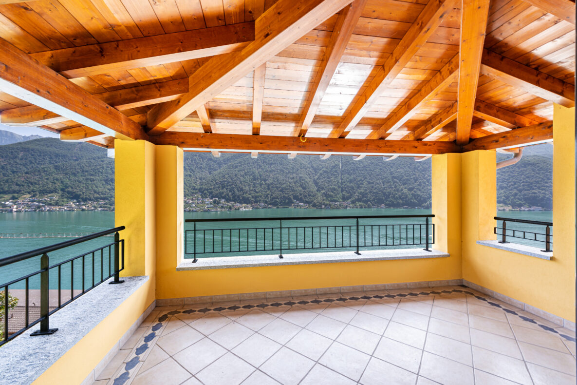 Überdachte Terrasse mit Seeblick
