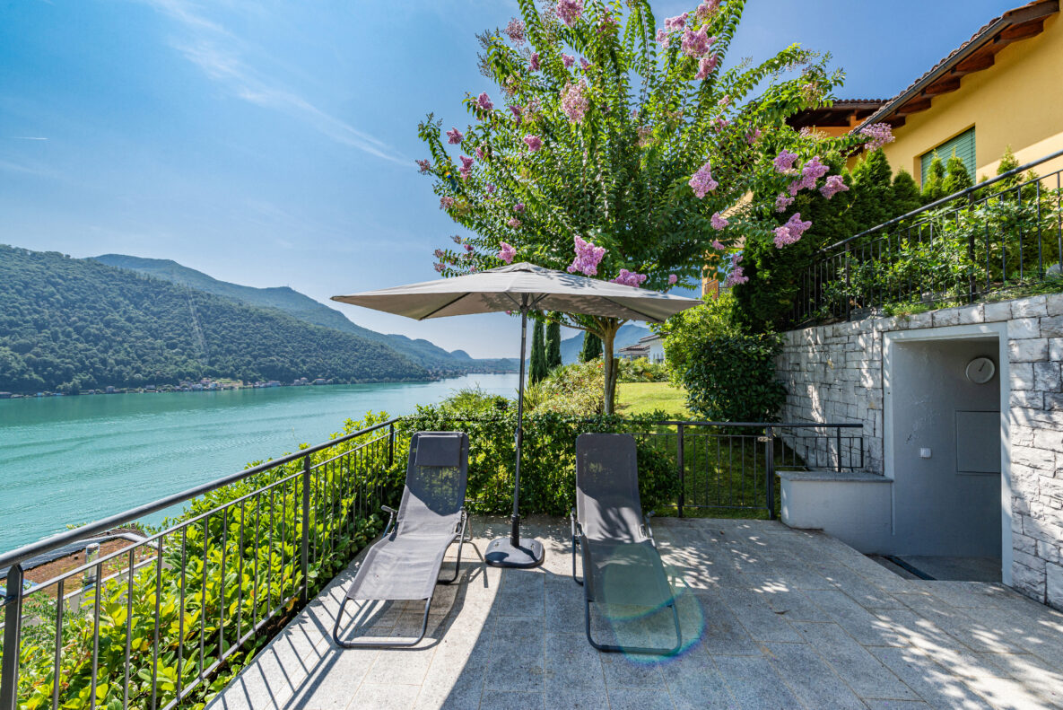 Seeterrasse mit Liegen
