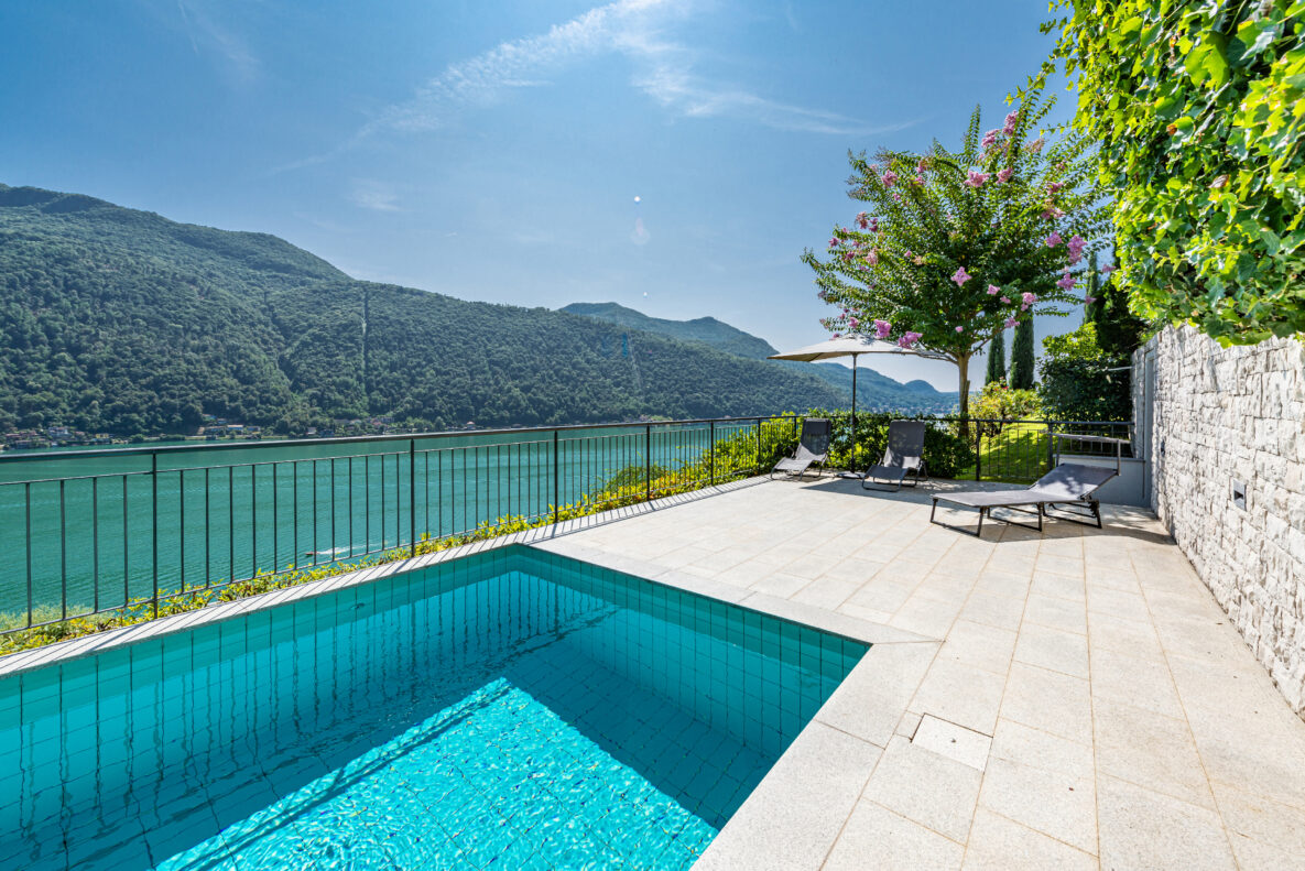 Terrasse mit Pool und Seeblick