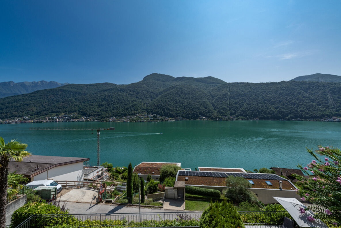 Seeblick mit Bergen und Häusern