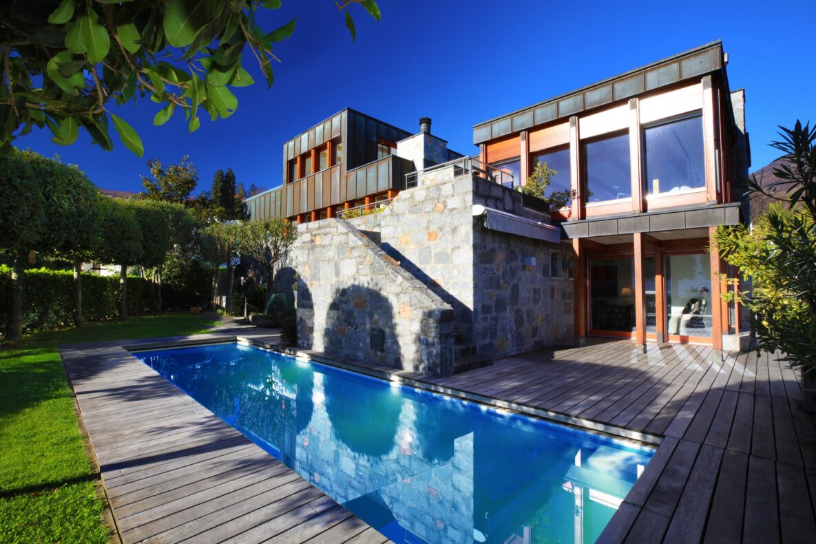 Moderner Villengarten mit Pool