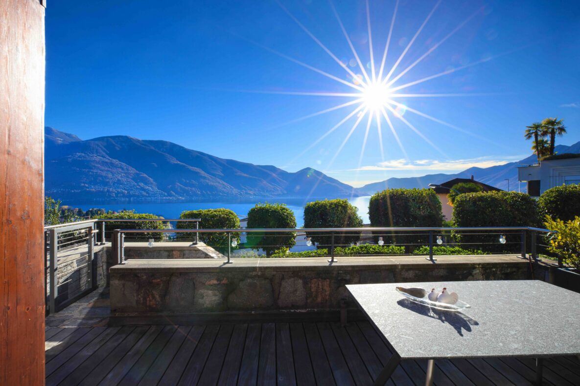 Terrasse mit Seeblick und Bergen