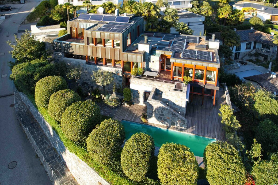 Moderne Villa mit Pool und Solarpaneelen