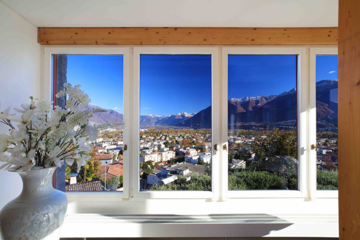 Panoramafenster mit Bergblick