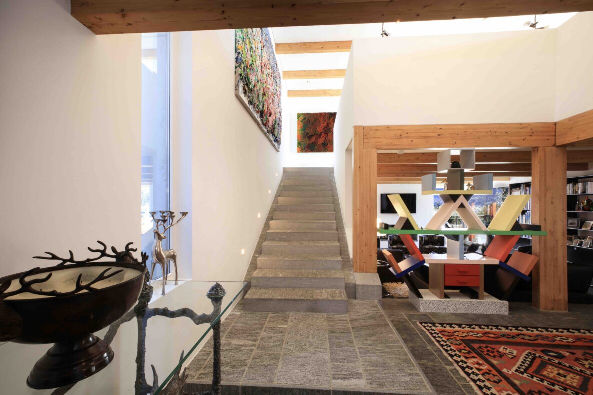 Modernes Treppenhaus mit Galerie und Kunstobjekten