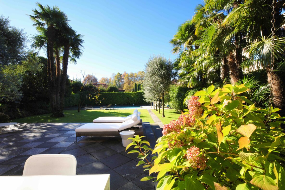 Garten mit Poolterrasse