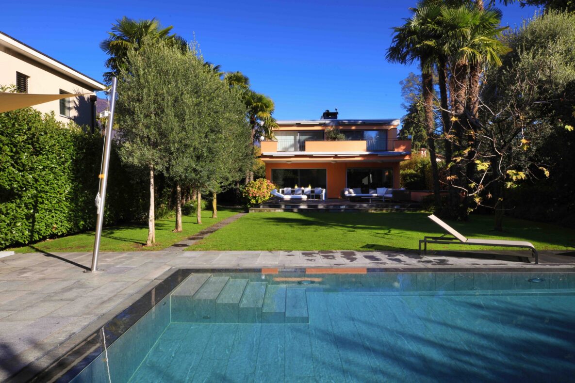 Außenansicht mit Pool und Garten