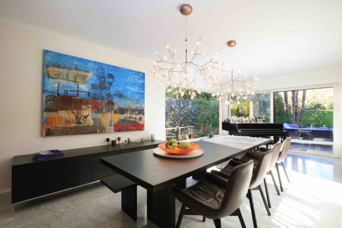 Esszimmer mit Blick in den Garten