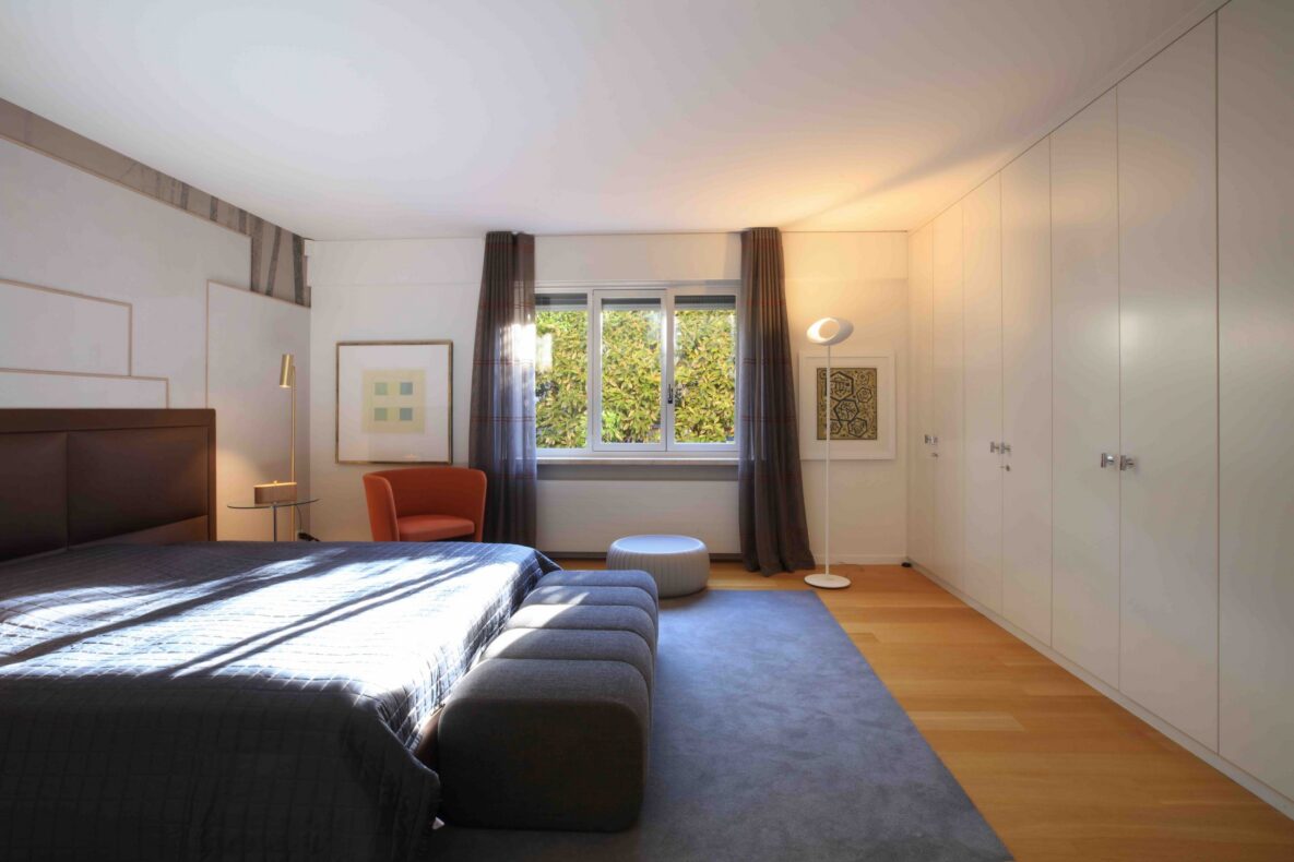 Modernes Schlafzimmer mit großem Einbauschrank