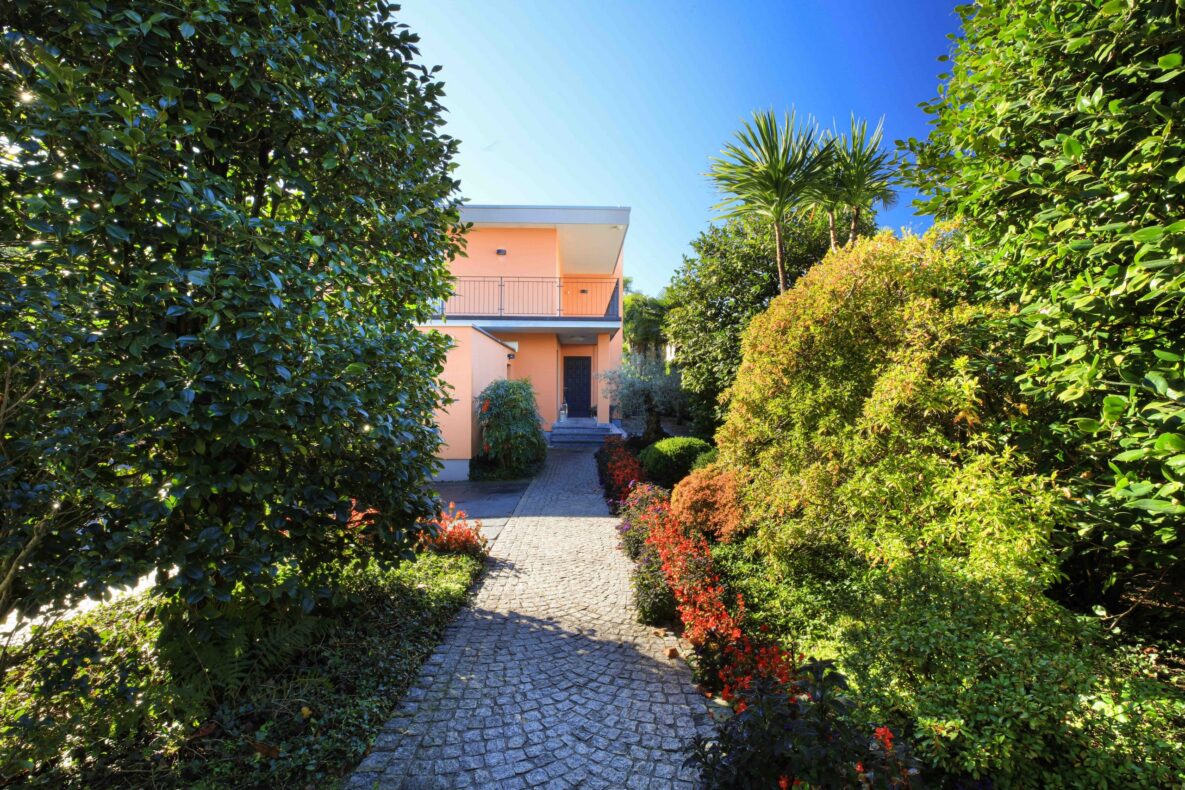 Gartenweg zum Haus