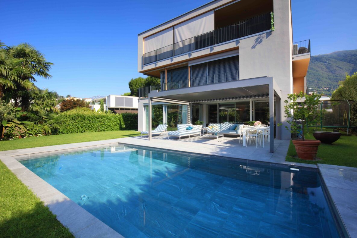 Moderne Villa mit Pool und Garten