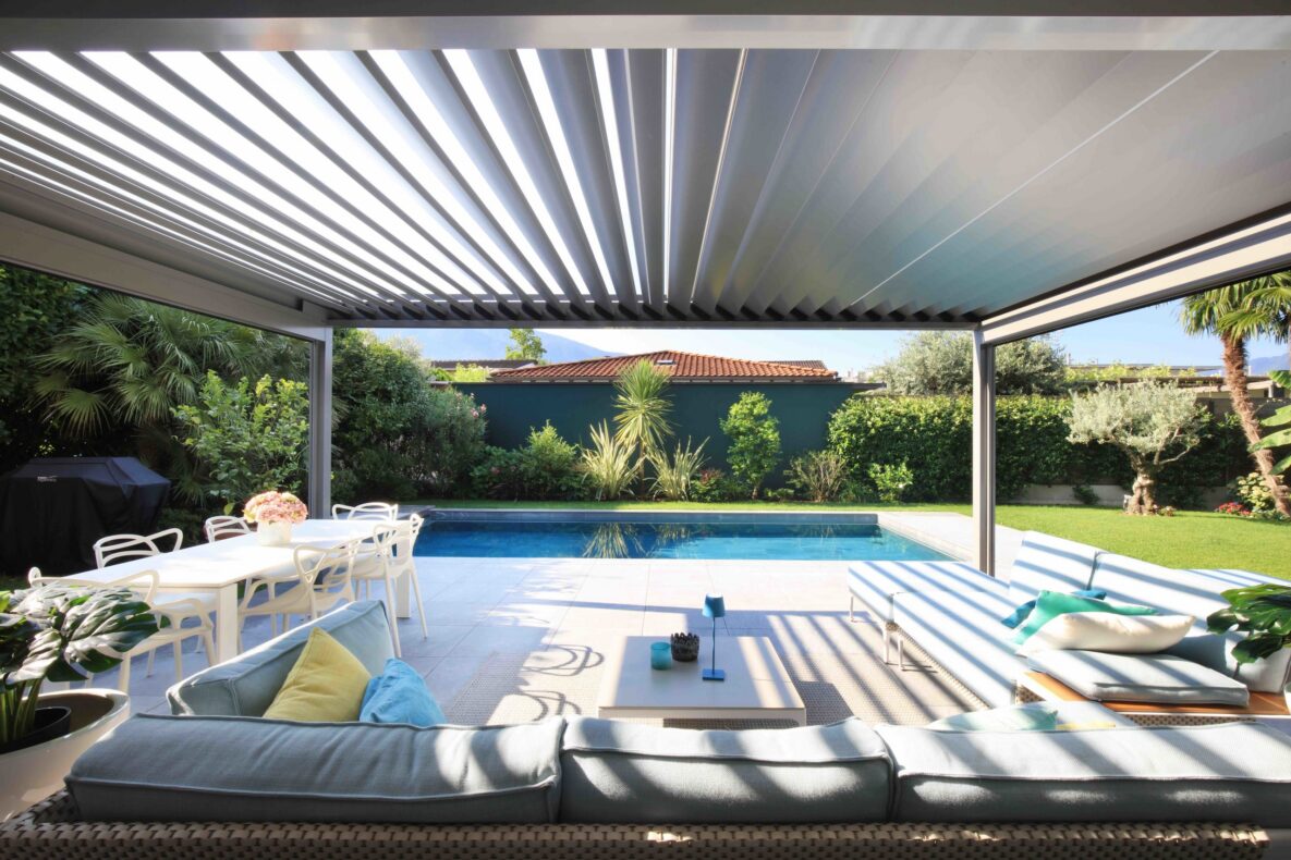 Überdachte Terrasse mit Poolblick