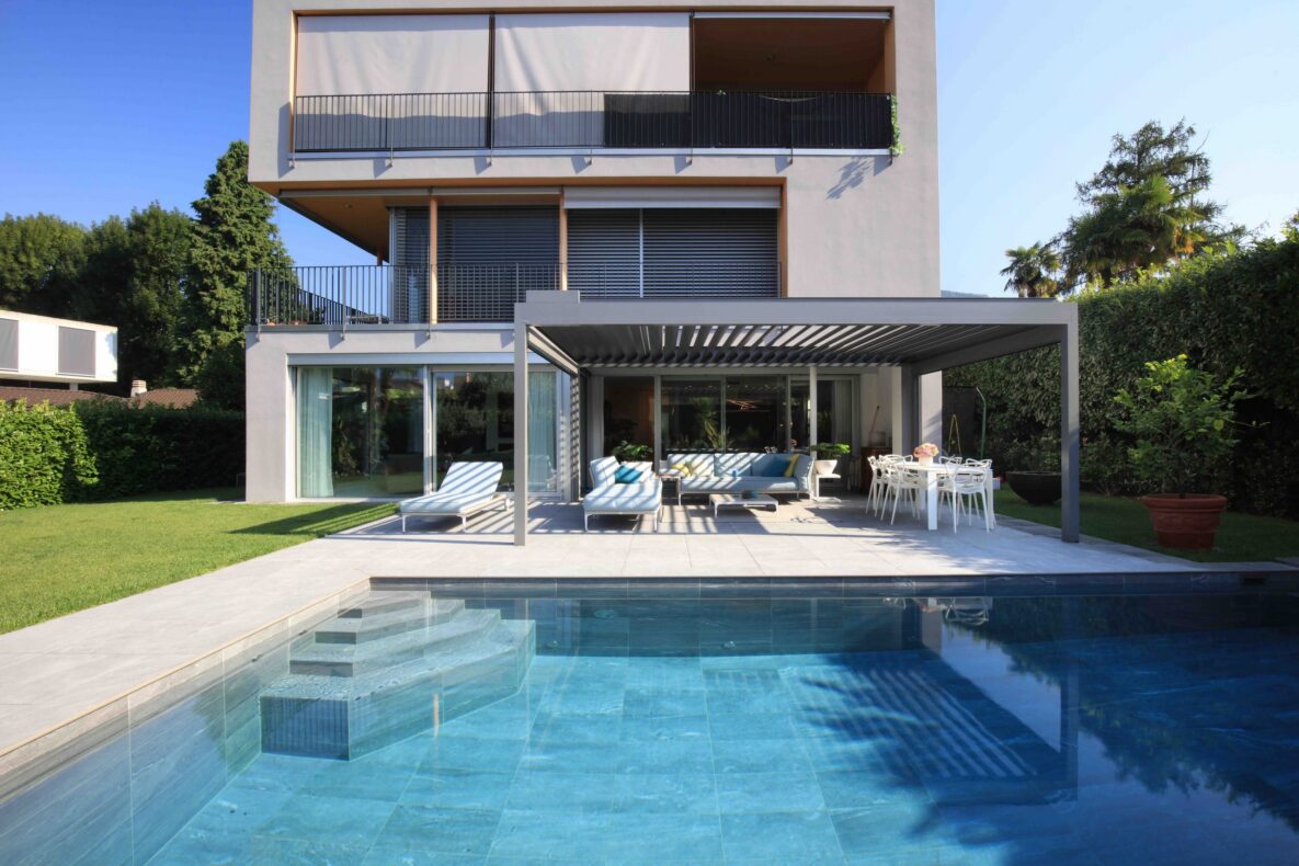 Modernes Haus mit Pool und Pergola