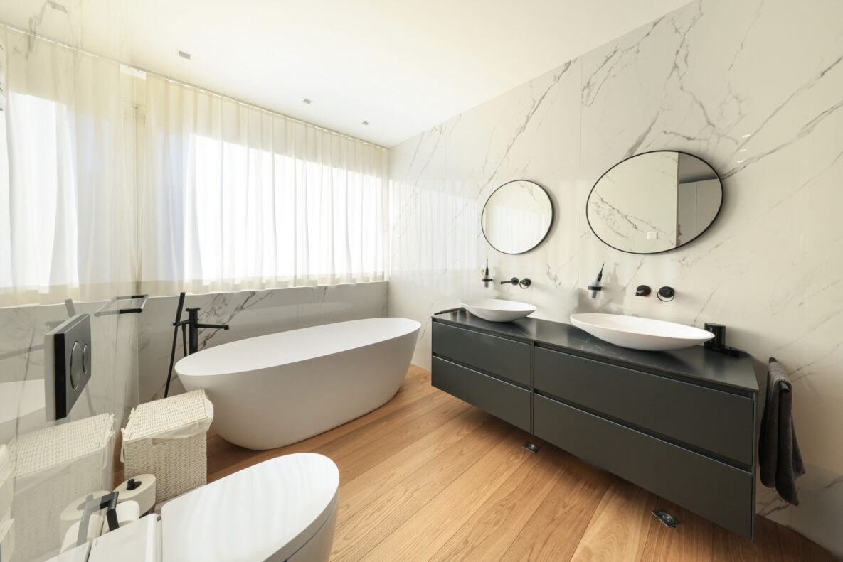 Modernes Badezimmer mit freistehender Wanne und Doppelwaschtisch