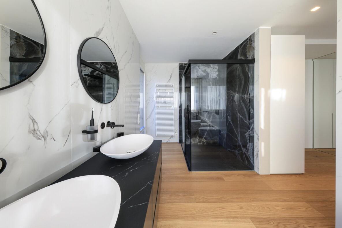 Modernes Badezimmer mit begehbarer Dusche und Doppelwaschtisch