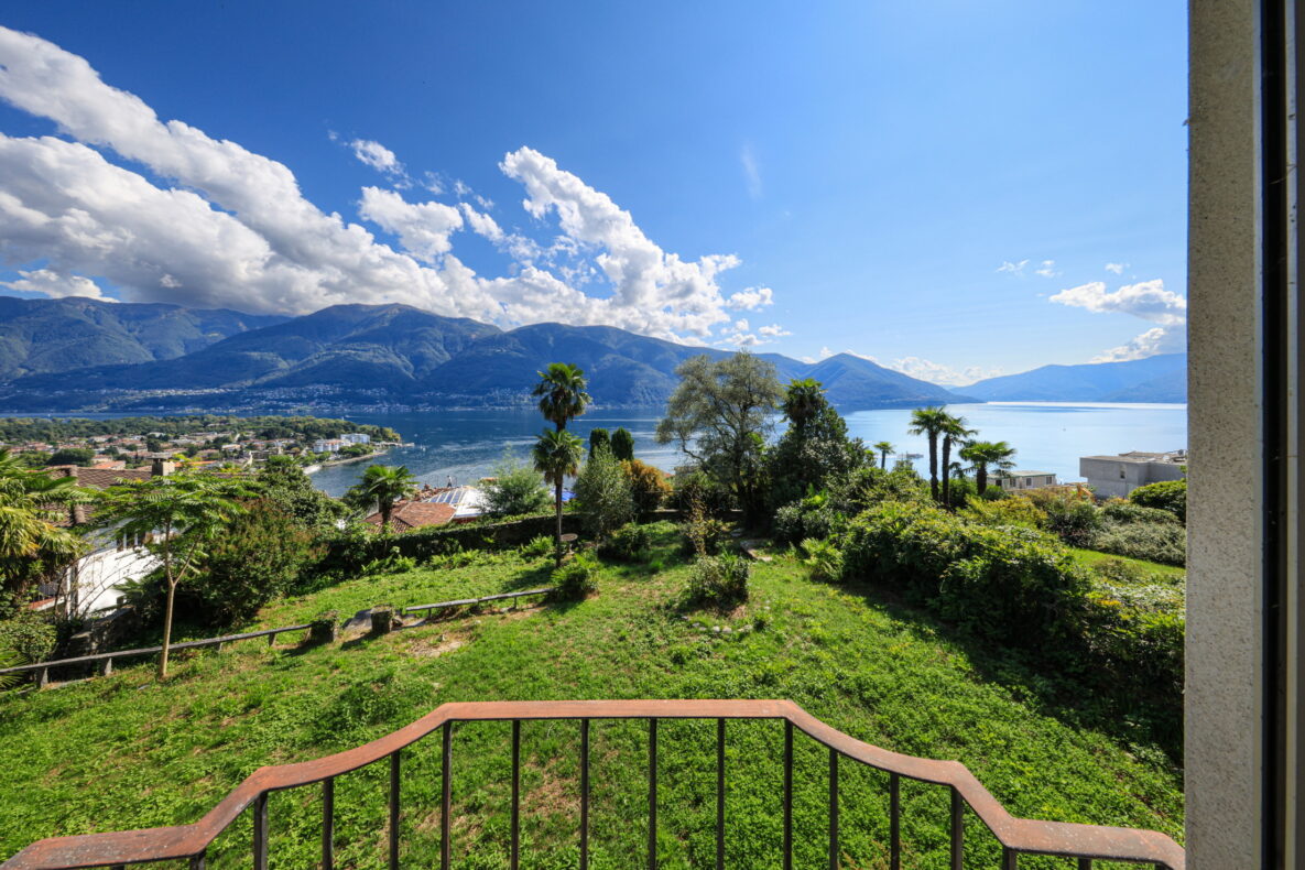 Seeblick mit Garten und Bergen