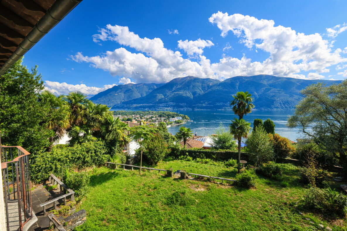 See- und Bergblick mit Garten