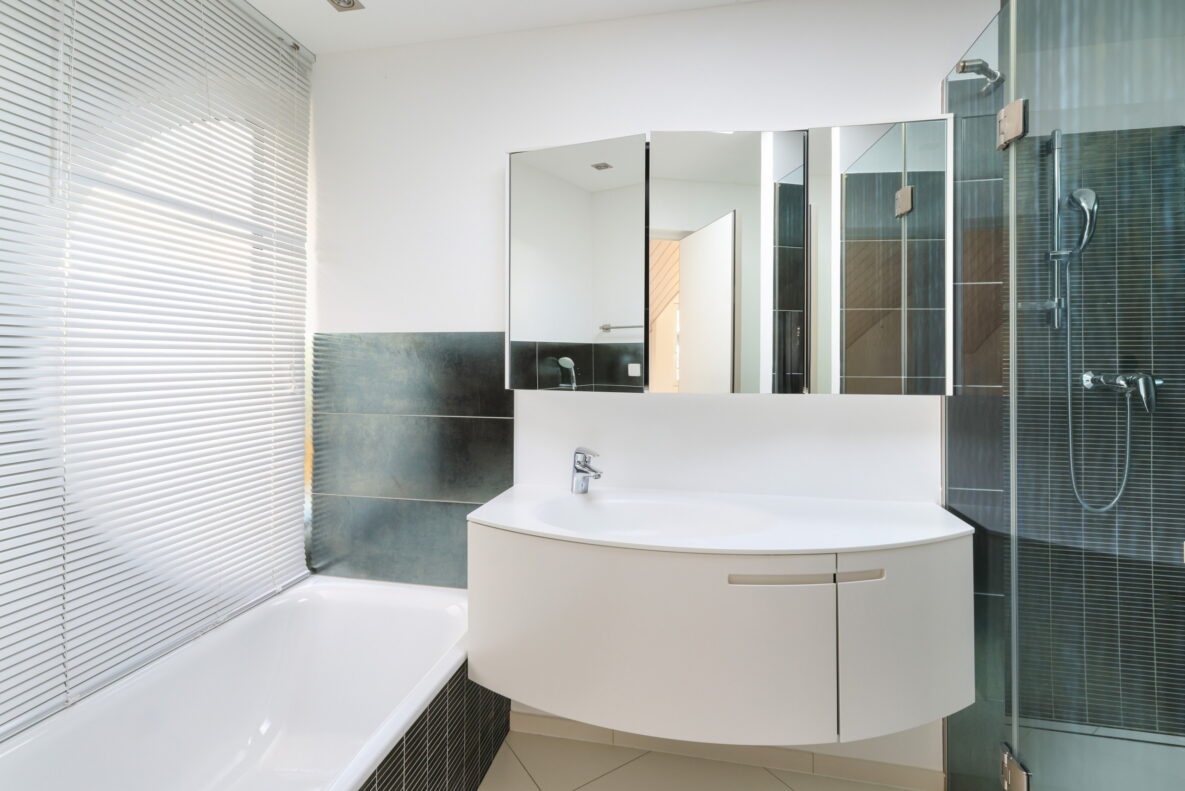 Modernes Badezimmer mit Badewanne und Glasdusche