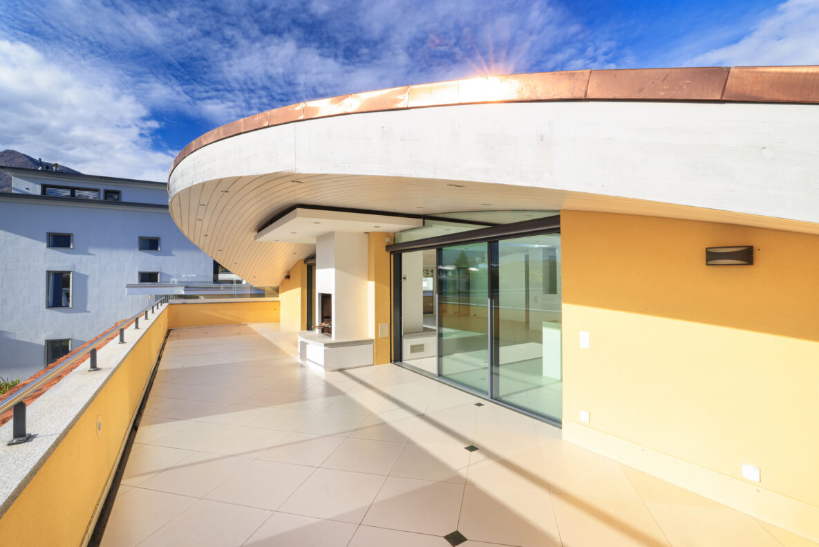 Großzügige Dachterrasse mit Rundung