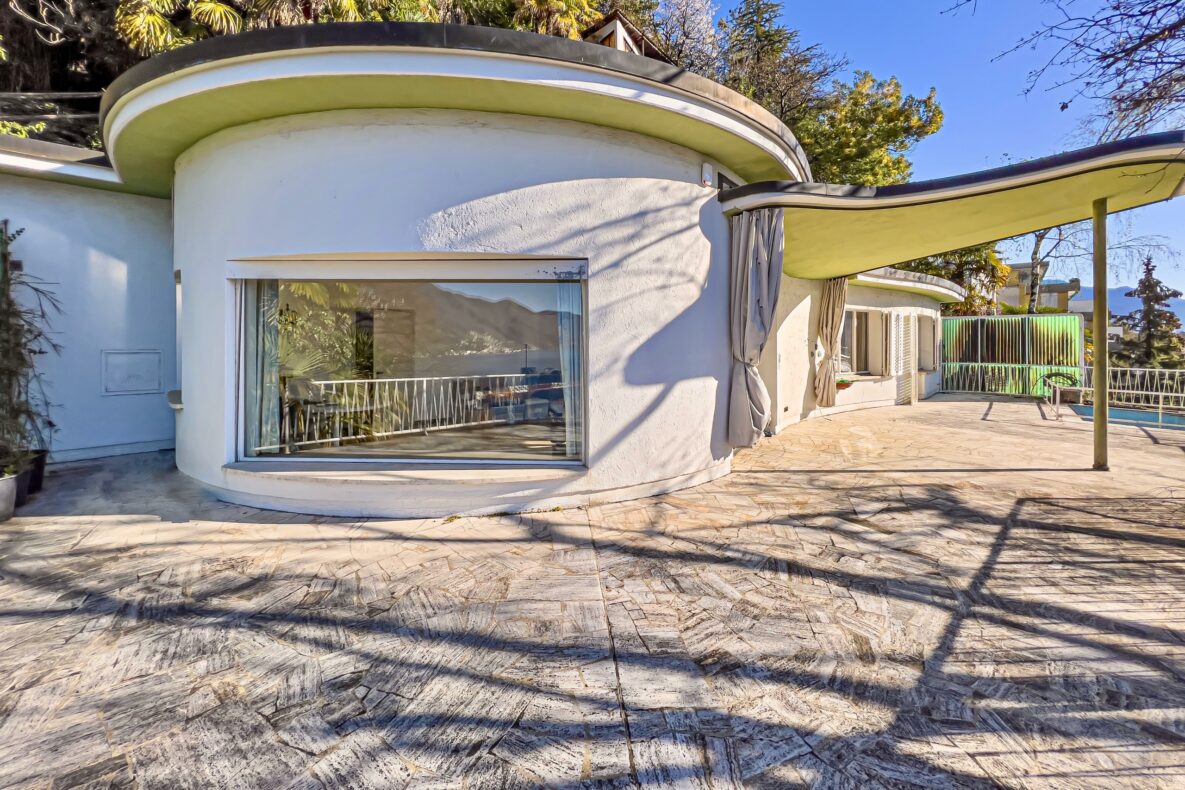 Moderne Terrasse mit geschwungener Fassade