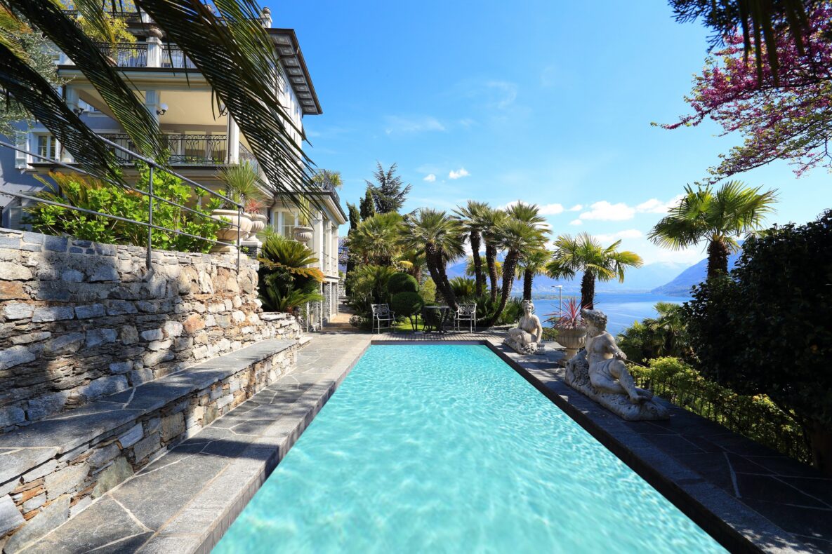 Poolbereich mit Meerblick