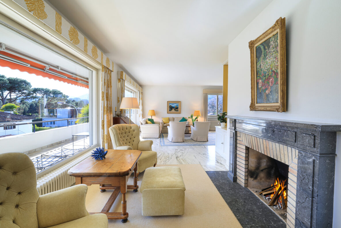 Wohnzimmer mit Kamin und Ausblick