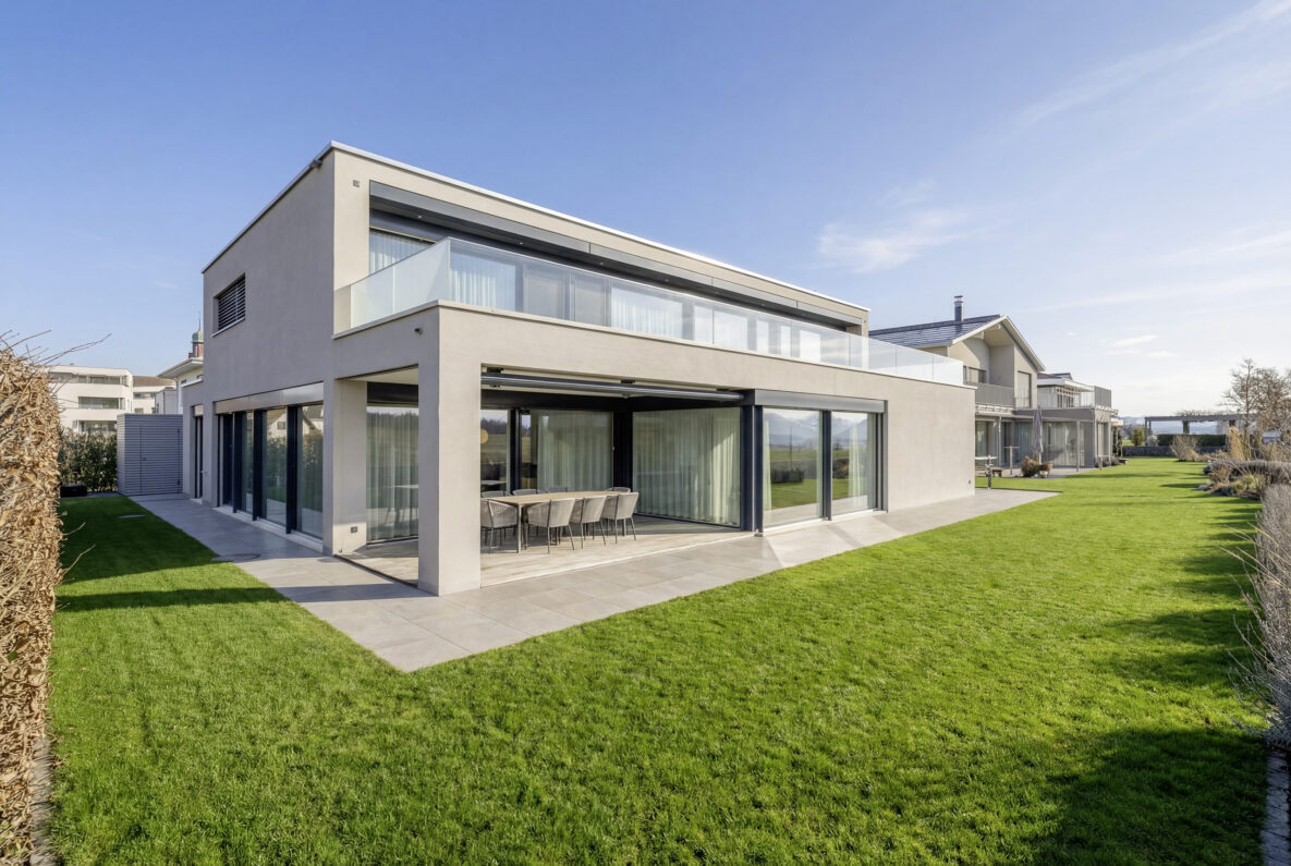 Moderne Villa mit Garten und Terrasse