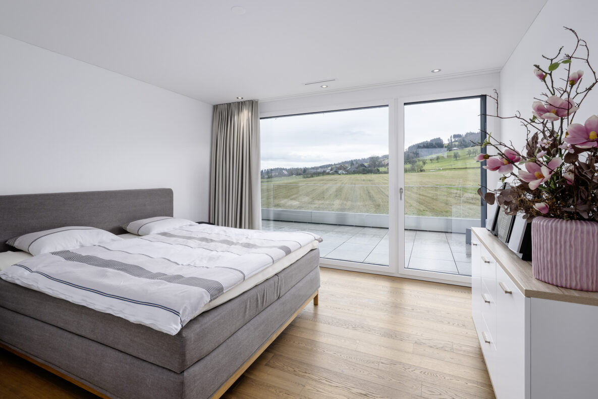 Schlafzimmer mit Balkonblick