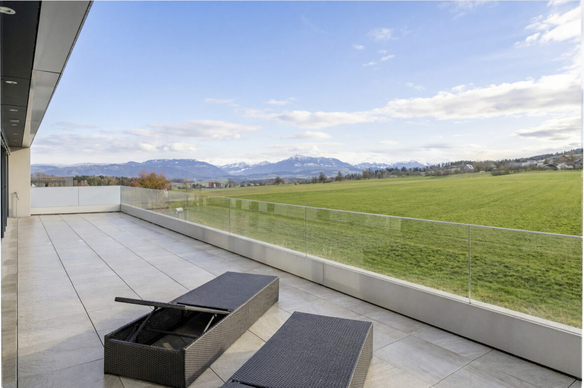Große moderne Terrasse mit Bergblick
