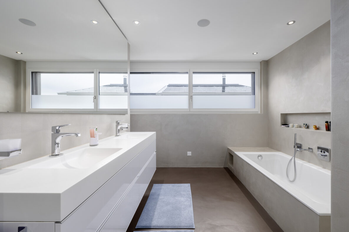 Modernes Badezimmer mit Doppelwaschtisch und Wanne