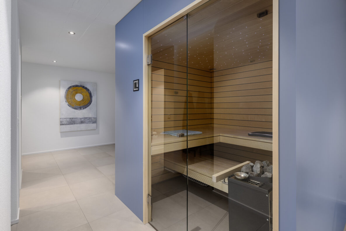 Wellnessbereich mit Sauna und Flur