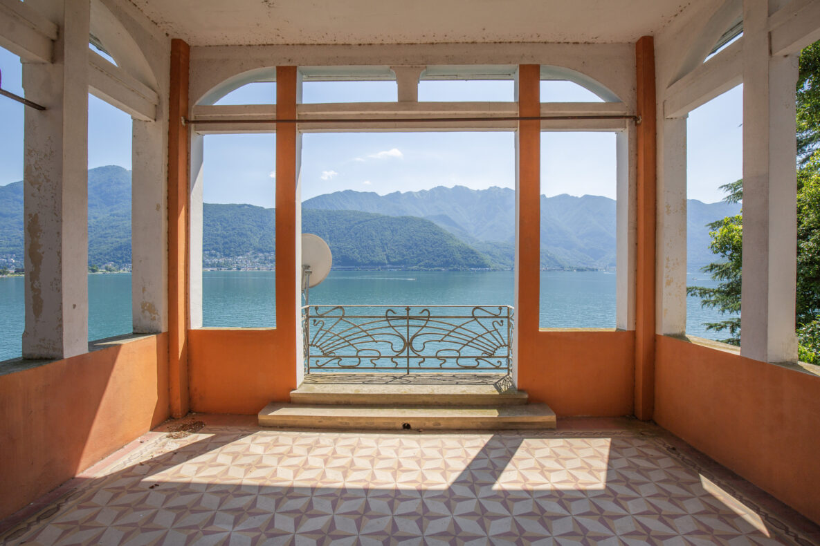 Überdachte Terrasse mit Seeblick